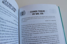 Cargar imagen en el visor de la galería, Devocionales diarios de los salmos: 365 reflexiones para todos los días
