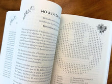 Cargar imagen en el visor de la galería, 100 devocionales para mujeres con sopa de letras
