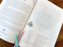 Cargar imagen en el visor de la galería, 100 devocionales para mujeres con sopa de letras
