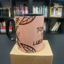 Cargar imagen en el visor de la galería, Tomo café y leo, luego existo (Versión rosa)
